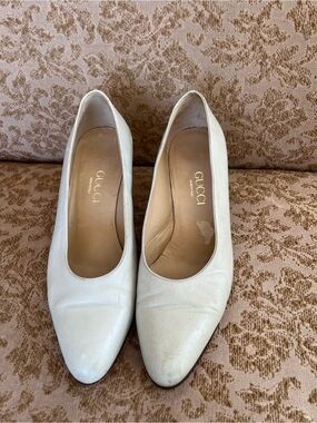 Gucci made in Italy leather ivory pointed toe low heels size 35
